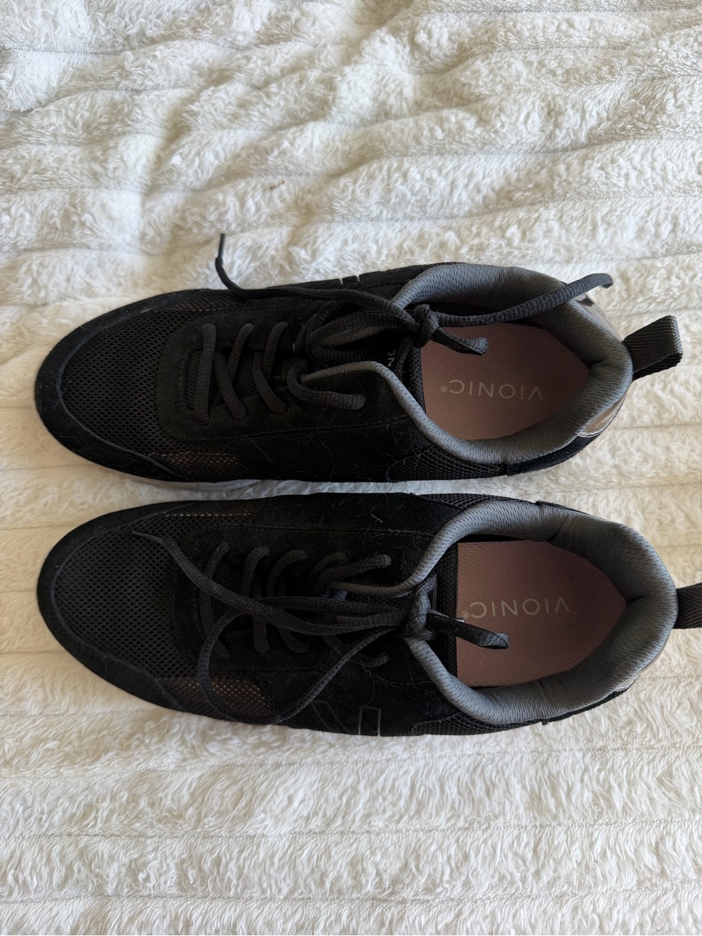 Vionic women’s Black Lace-Up Sneakers size 10